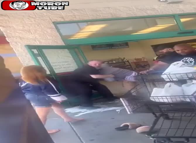 Video :A bunch of riffraff is repelled by a store worker